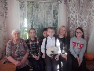 Волонтерский отряд нашей школы поздравили ветерана труда  Быкову Маргариту Леонидовну с 90-летие со дня рождения. 